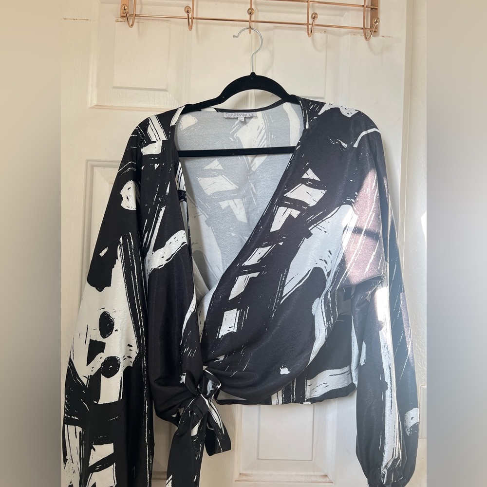 DiarraBlu Abstract Black & White Wrap Top (2XL)